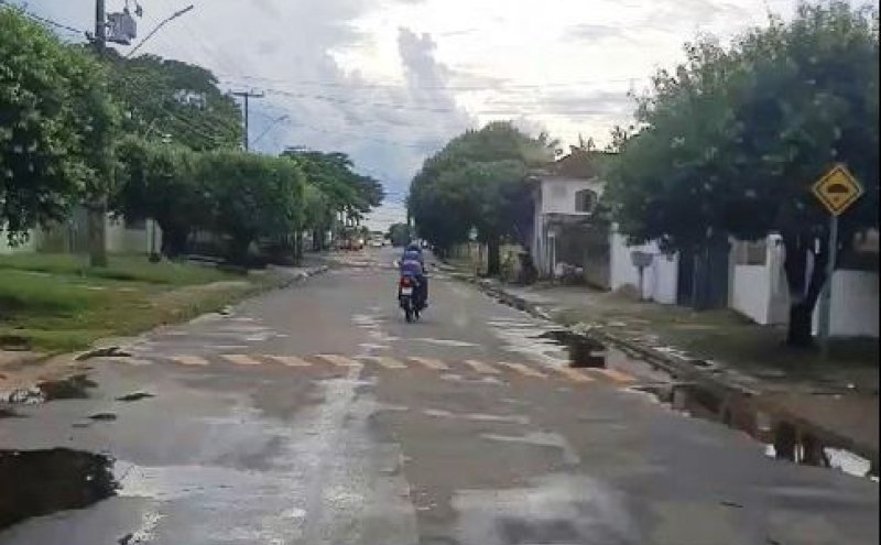 VÍDEO - Em Ouro Preto, motoqueiro empina na frente de carro da polícia descaracterizado