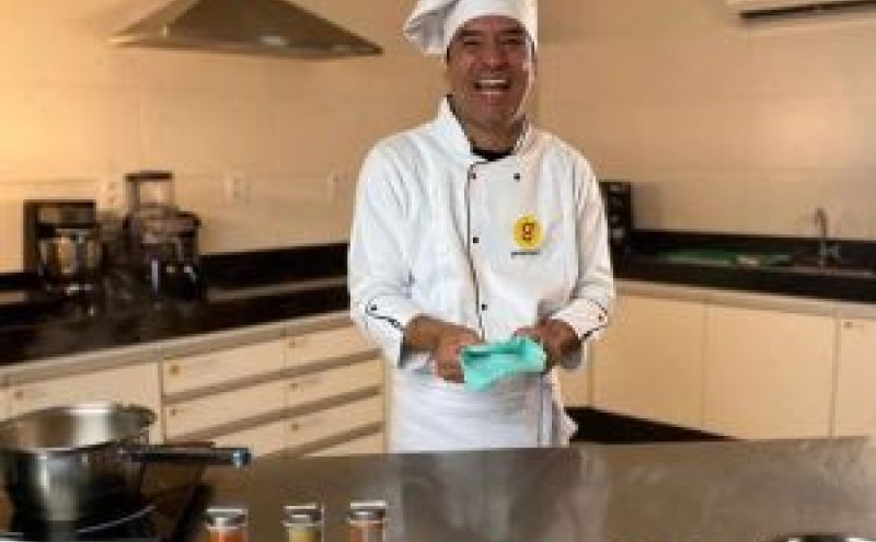 Ele se inspirou na mãe e hoje é Chef de um respeitado restaurante no Rio