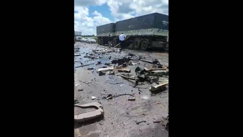 Acidente entre carretas em Rondônia deixa BR-364 totalmente interditada; VÍDEOS
