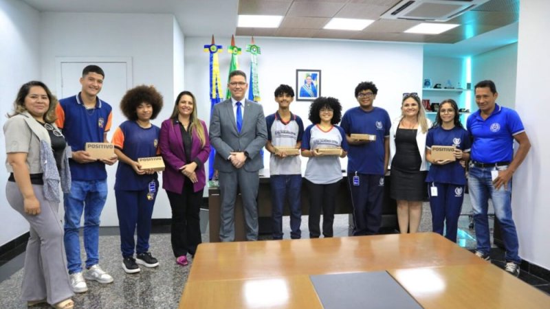 Entrega de tablets fortalece educação em Rondônia: “Recursos digitais acessível a todos